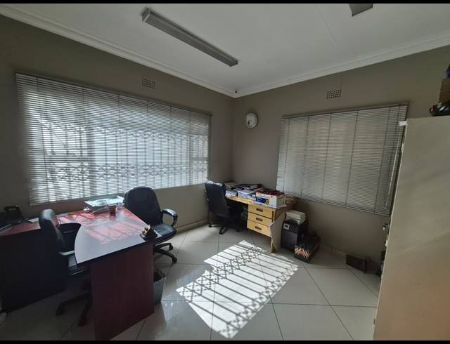 220M² OFFICE TO LET IN ALBERTON NORTH